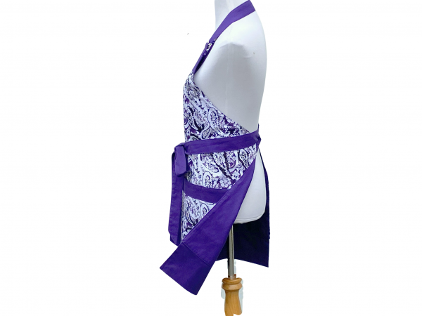 Women's Purple Paisley Apron with Large Pockets reverse lining view